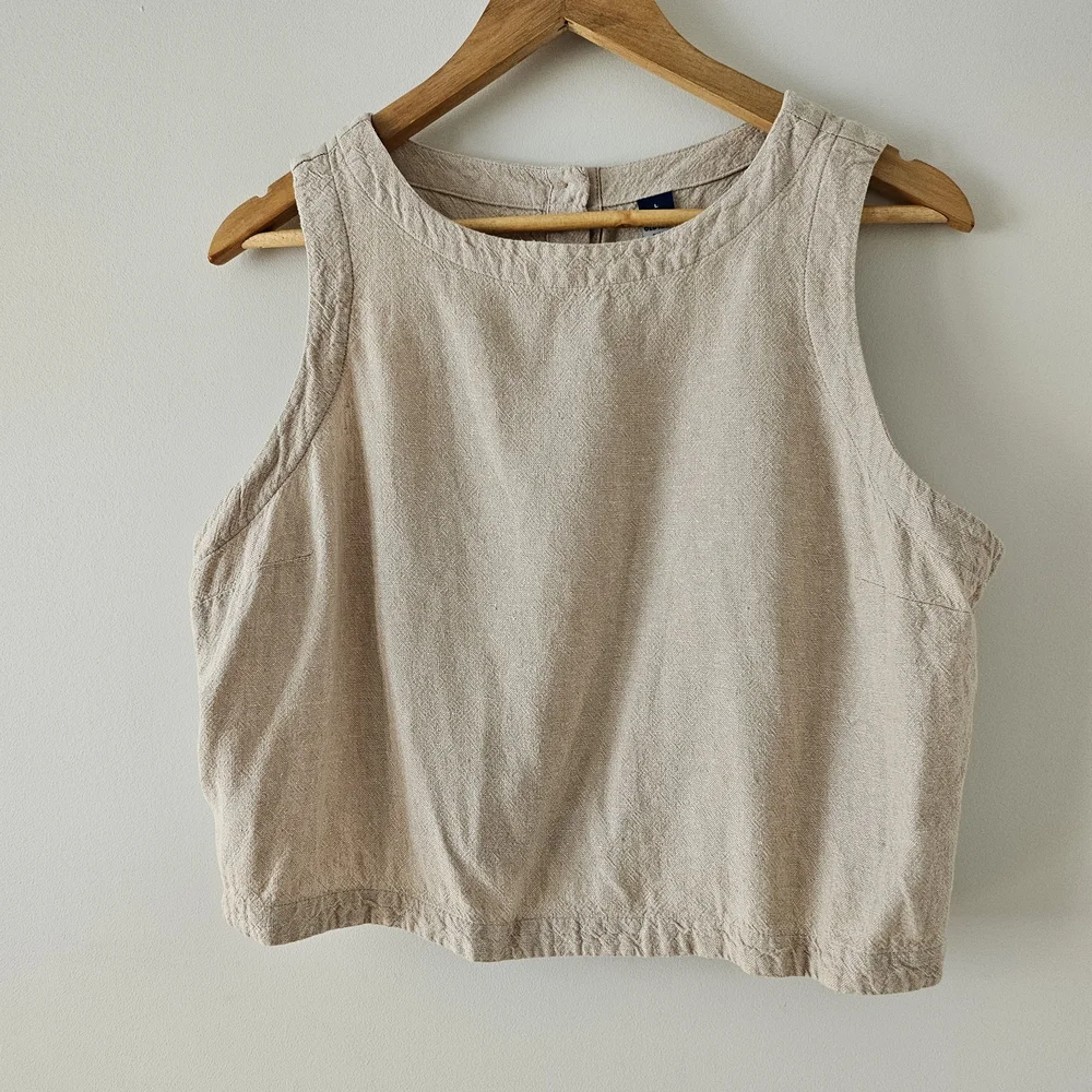 Elegant Sleeveless Top and Skirt Set - Picture 2 of 6